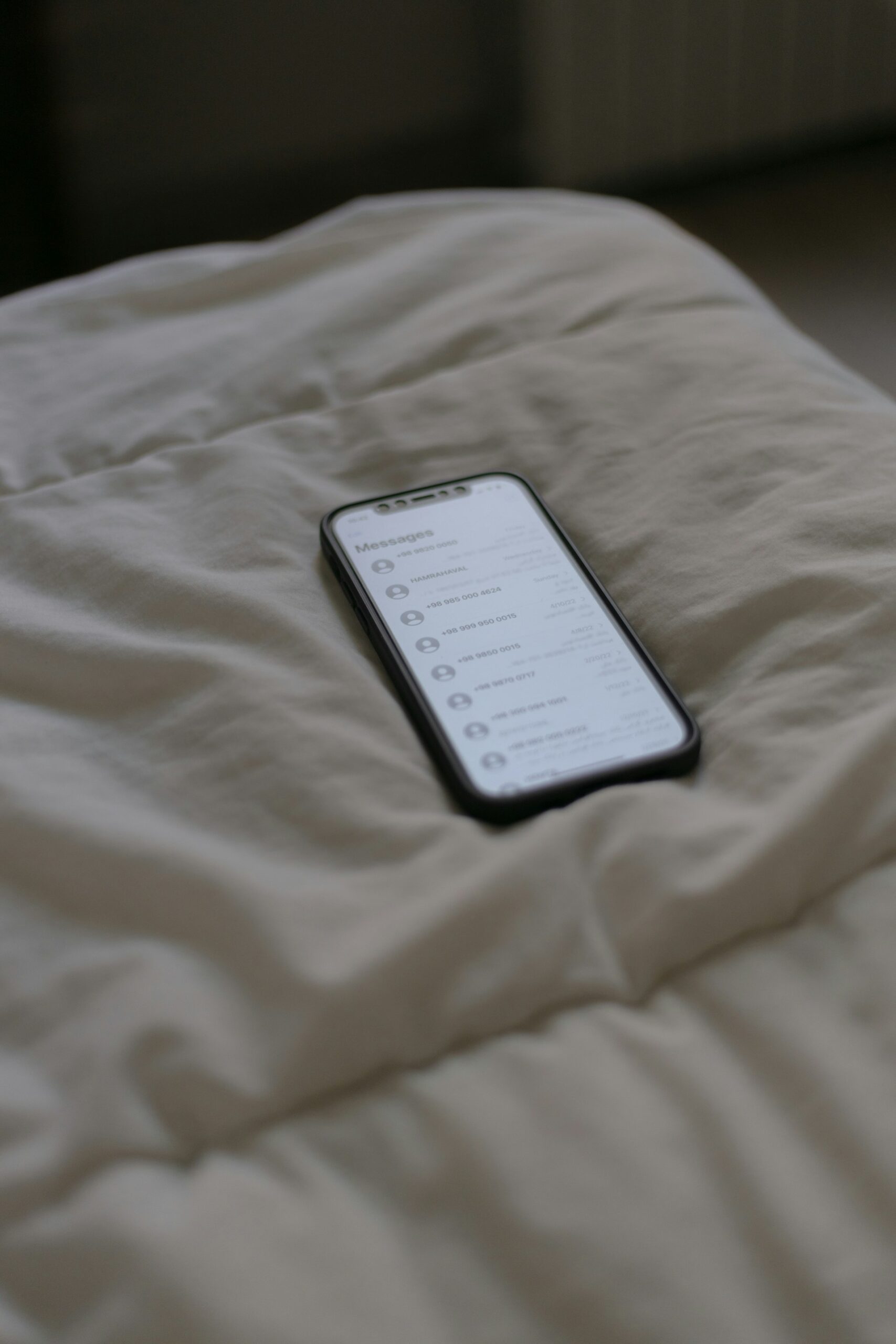 恋人と喧嘩した後の連絡を考えるスマートフォン