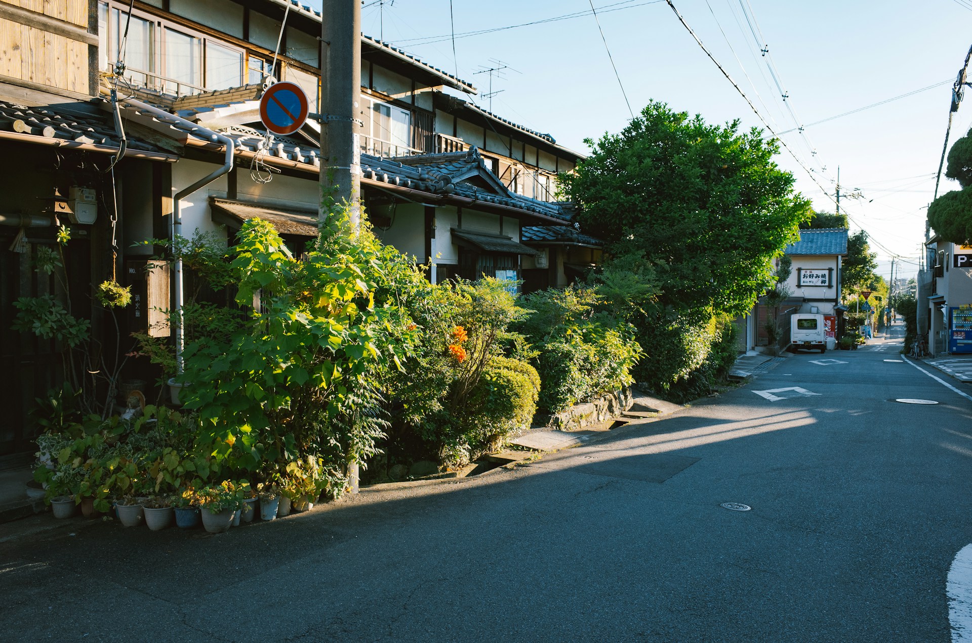 朝の光が差し込む静かな住宅街